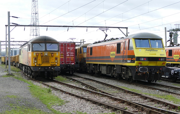 Colas Railfreight 56302 and Freightliner 90047